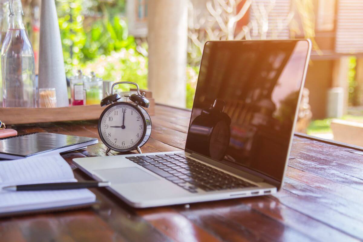 Winning the Race Against the Clock: The Time Zone Advantage of the Philippines for B2B Companies | PeoplePartners BPO